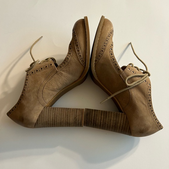 CROWN VINTAGE BONNIE TAN LACE-UP LEATHER HEELS SPECTATOR STYLE WOMEN’S SIZE 7.5 - Picture 5 of 10